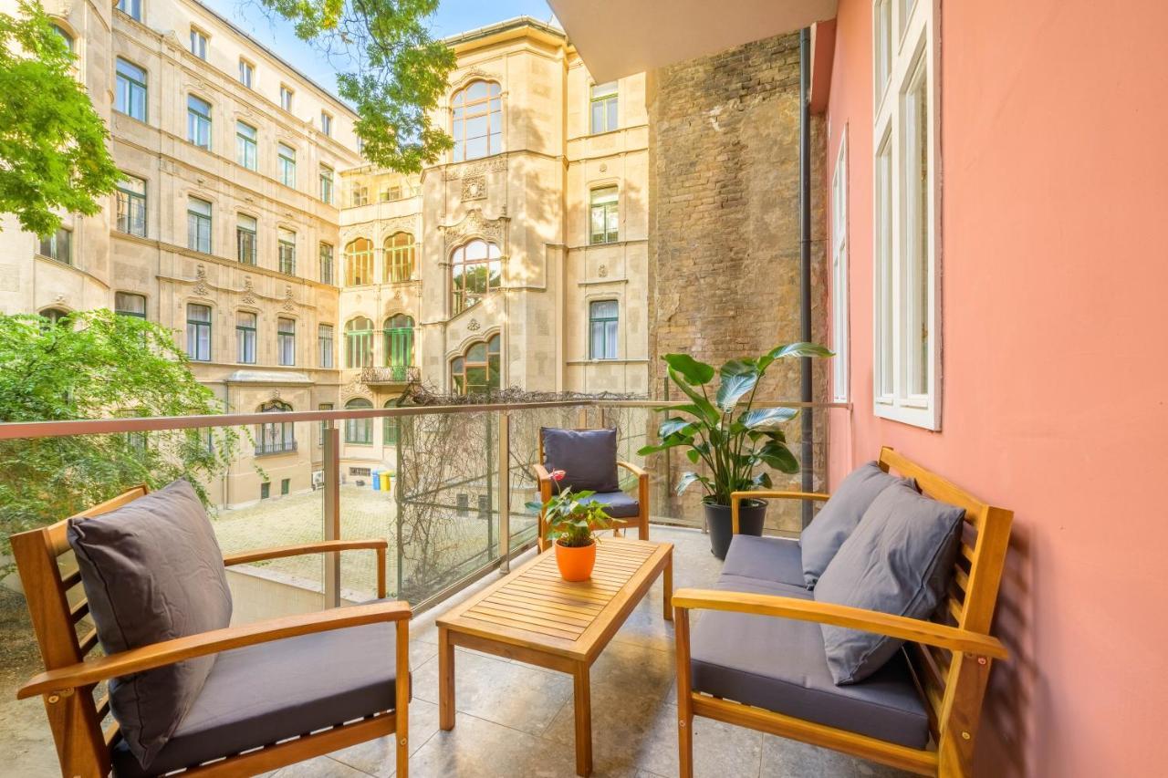 Best Seasons La Famiglia Budapest Kültér fotó