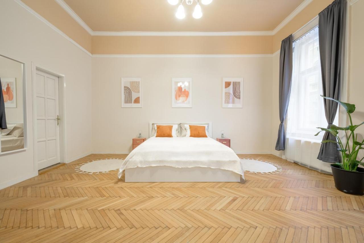 Best Seasons La Famiglia Budapest Kültér fotó