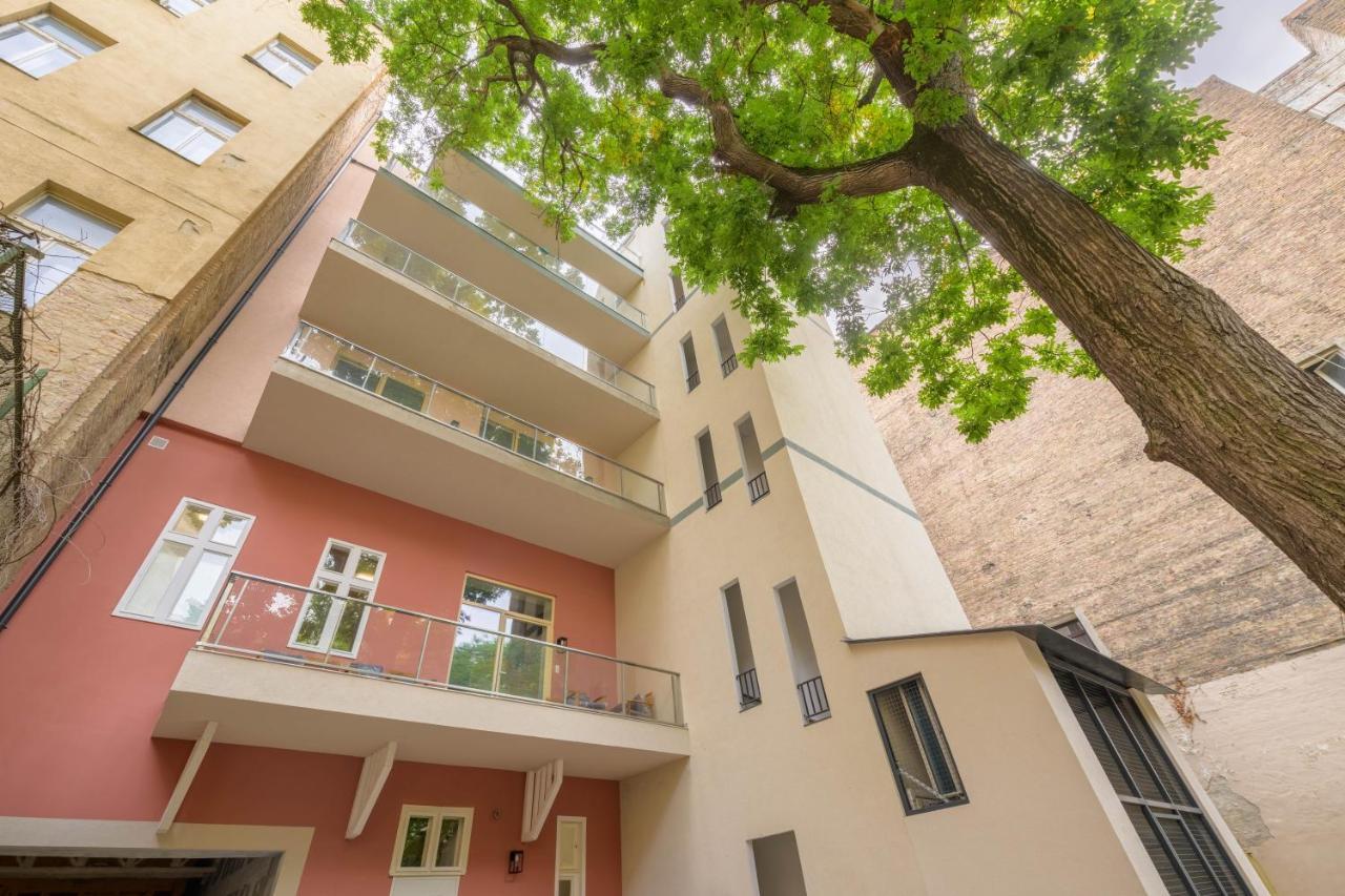 Best Seasons La Famiglia Budapest Kültér fotó